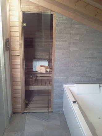 sauna con teto spiovente in pietra